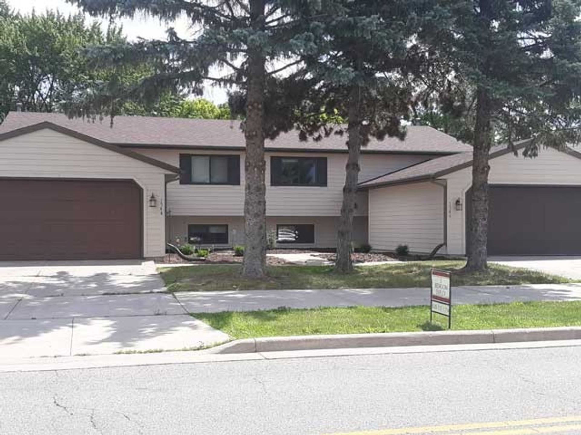 Three Bed Two Bath Townhouse located at 1660 Nicolet Rd in Appleton – photo 1
