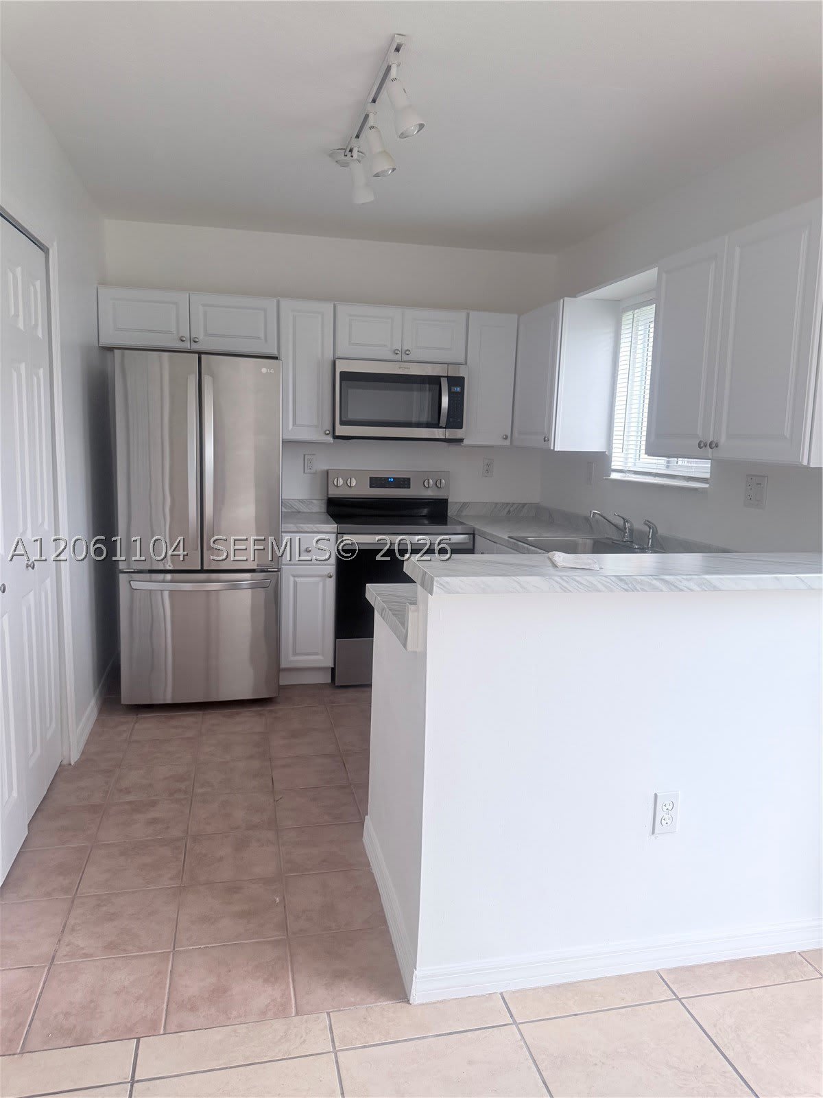 995 NE 34th Ave – photo 1