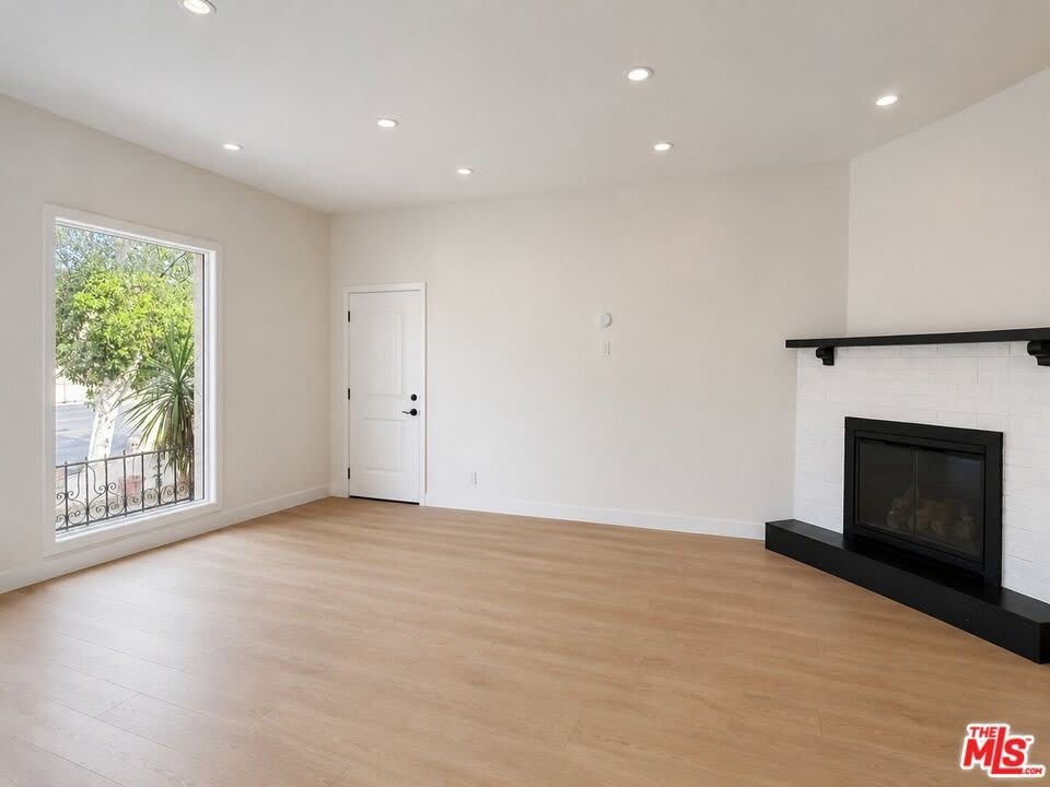 6132 Whitsett Ave – photo 3