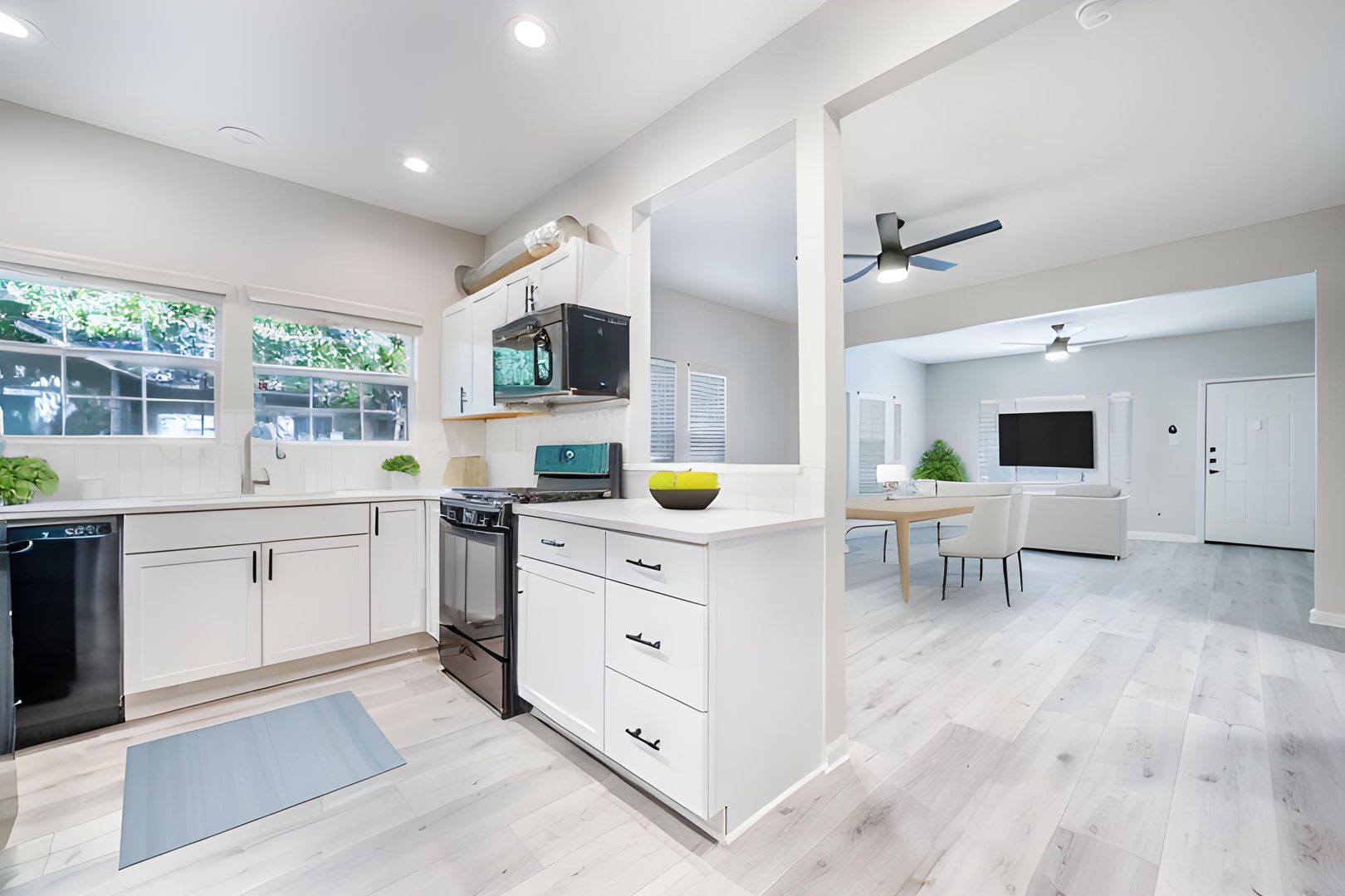UT PRE-LEASE: Newly Updated 6 Bed / 3.5 Bath House In Hyde Park, Updated Kitchen, Bathrooms and Fixtures – photo 2