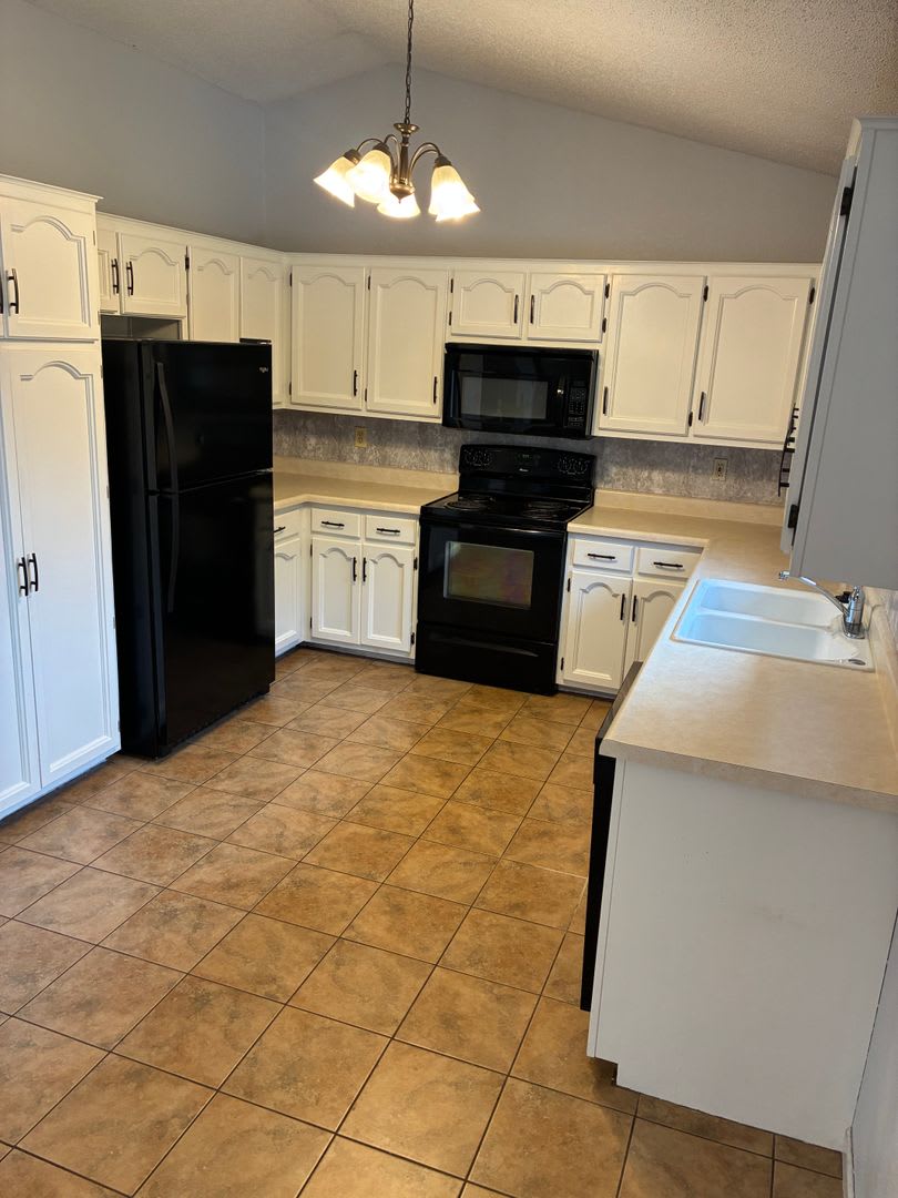 Gorgeous 3 Bed 3 Bath Home with 2 Car Garage – photo 4