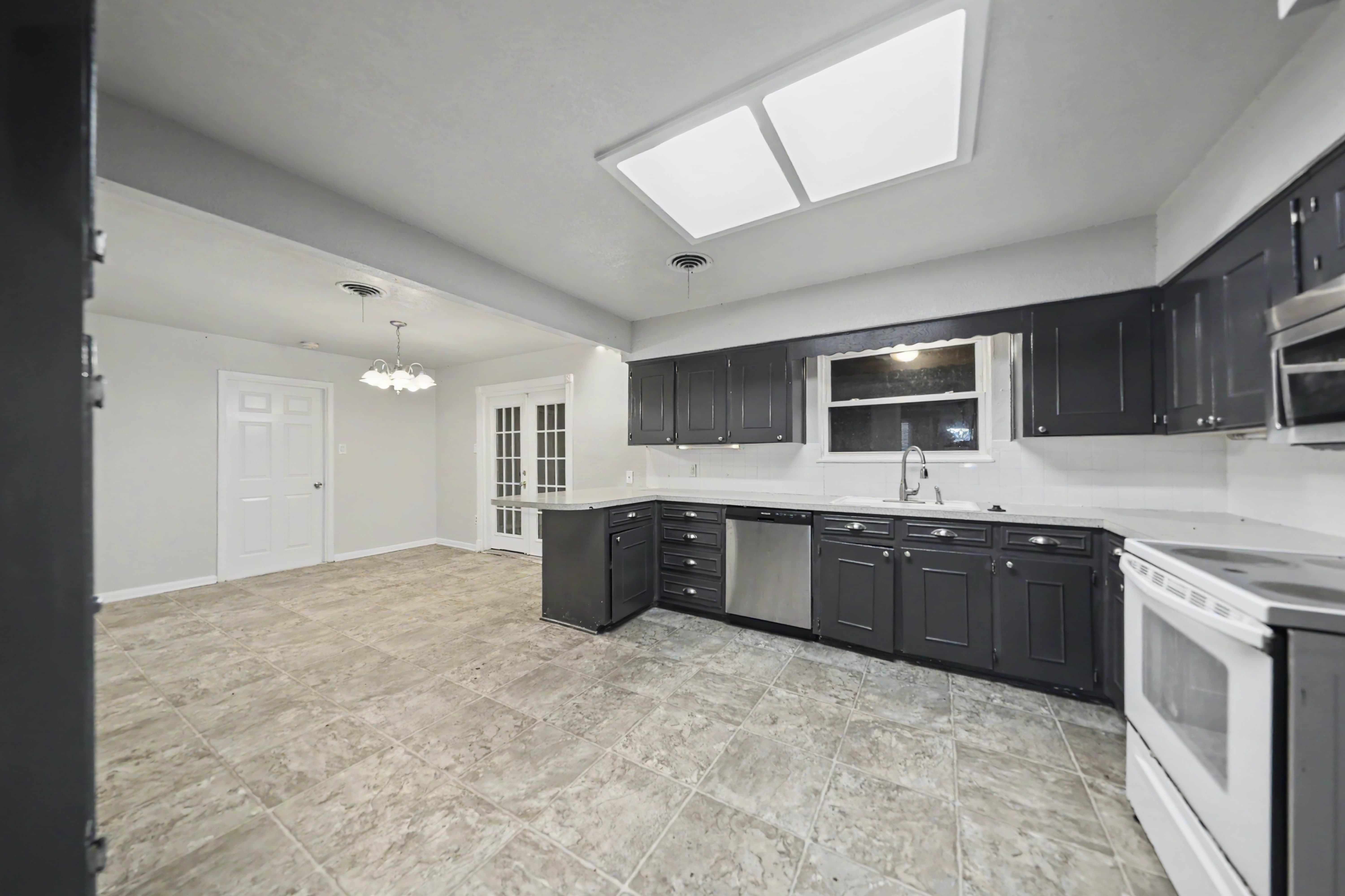 307 Oak St – photo 5