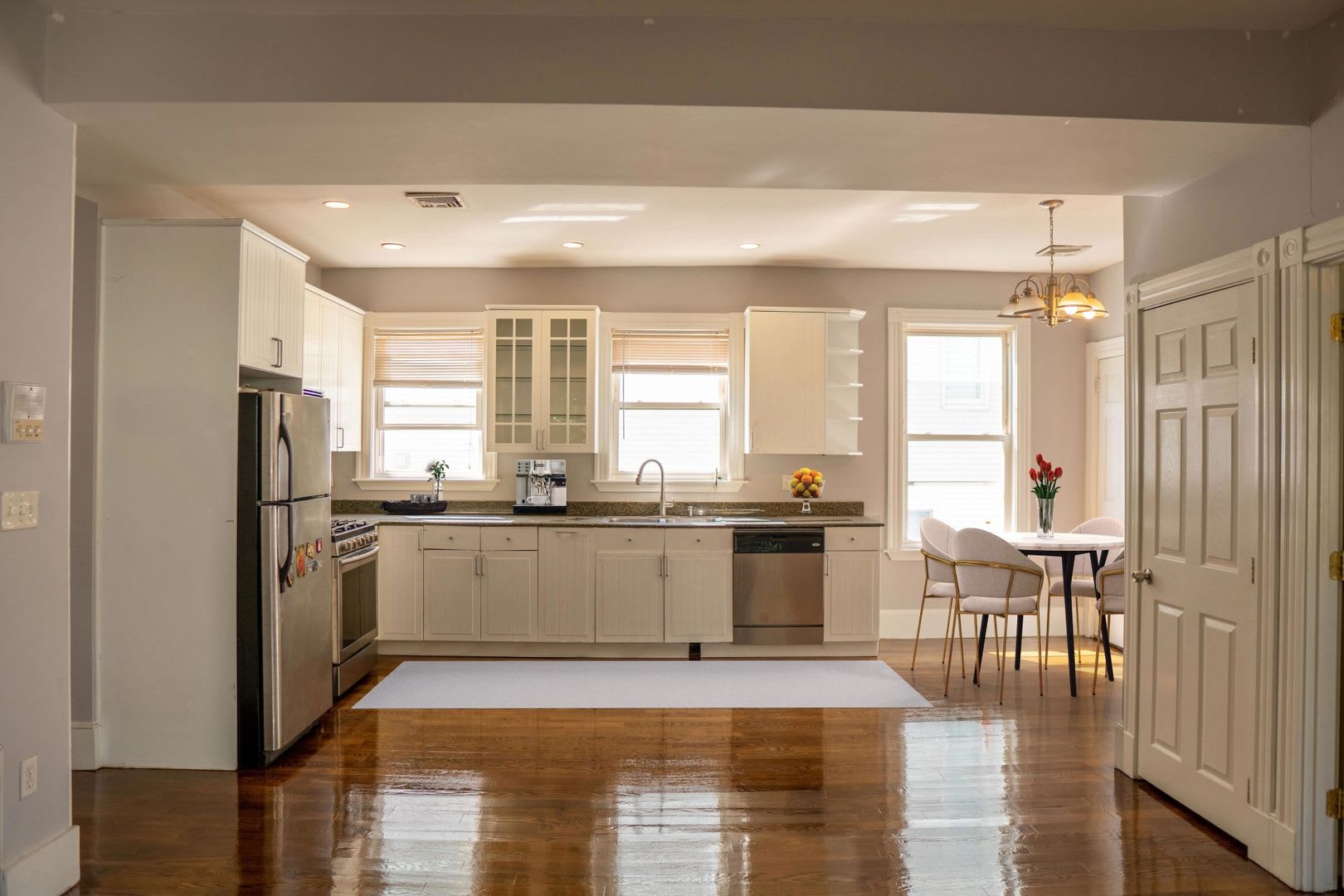 Sunny Massive Modern Socially Inclined Apartment Near Neu With Modern Appliances And Plenty Of Space – photo 2