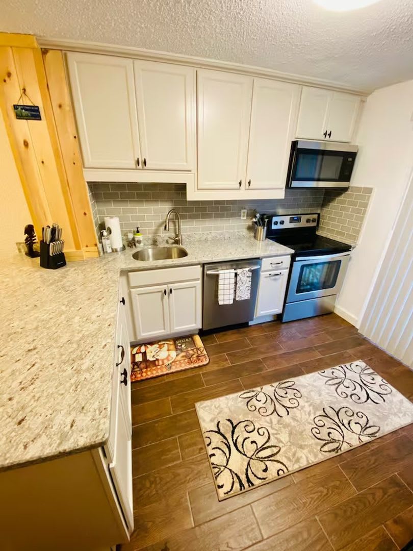 Charming 3BR Townhome in Hunter – photo 4