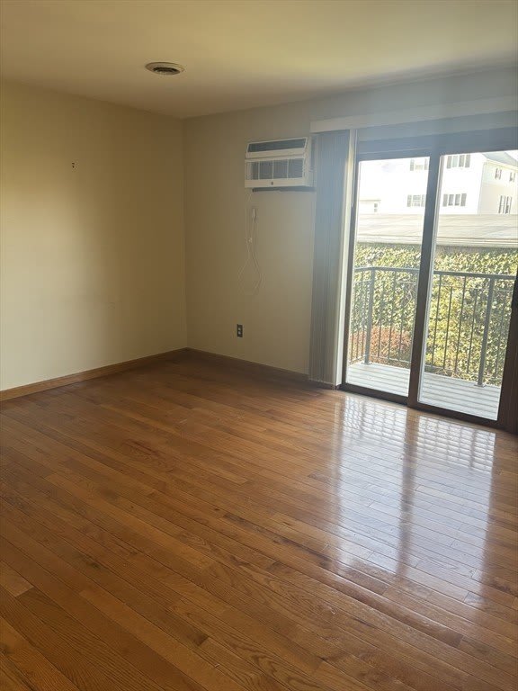 100 Howard St – photo 2