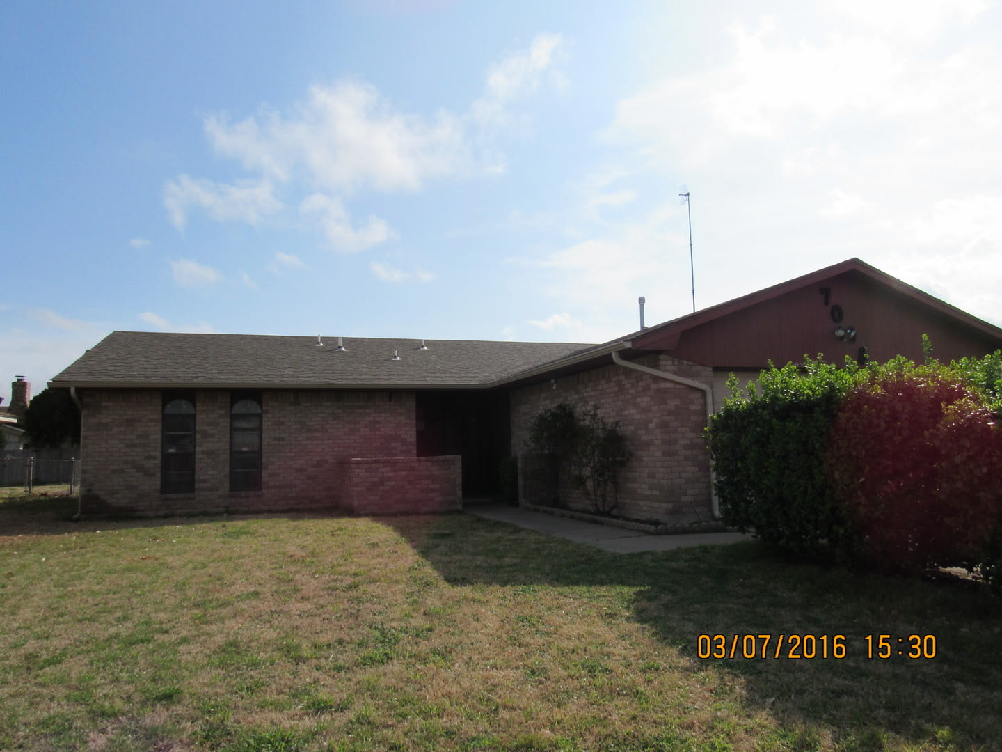 West Side Home Located Close To Shopping Restaurants – photo 1