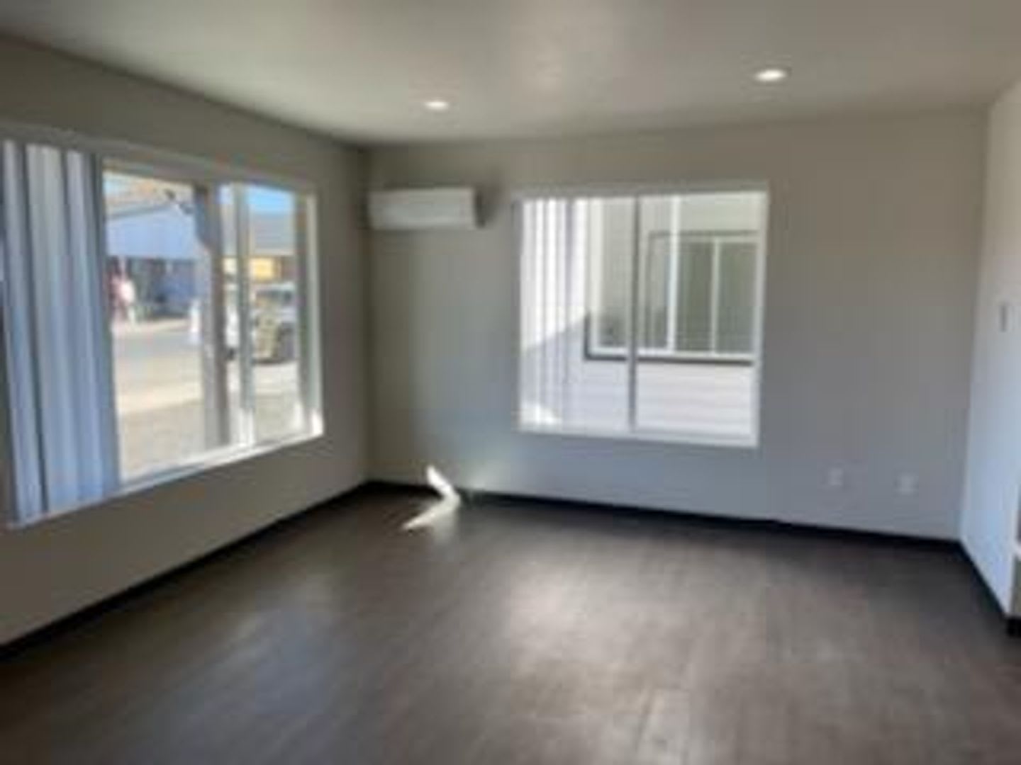 Modern design 3 bed, 2.5 bath duplex Available July 10th! – photo 2