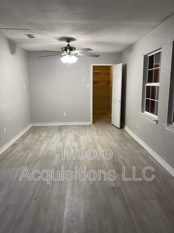 302 E Kansas – photo 5