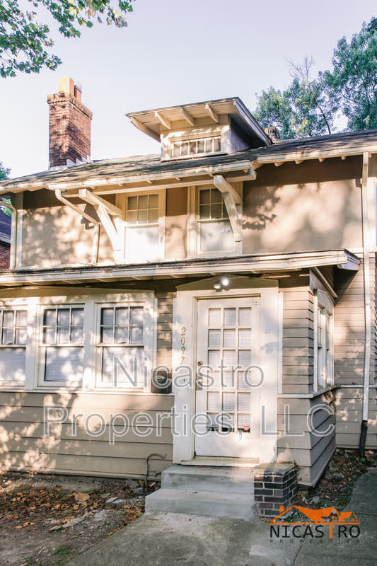 2097 Summit Street – photo 1