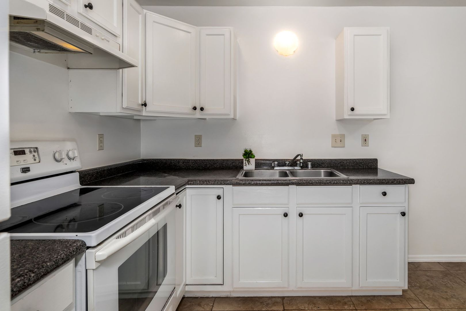 Unfurnished, 1 Bedroom/1 Bath, Ohana – photo 5