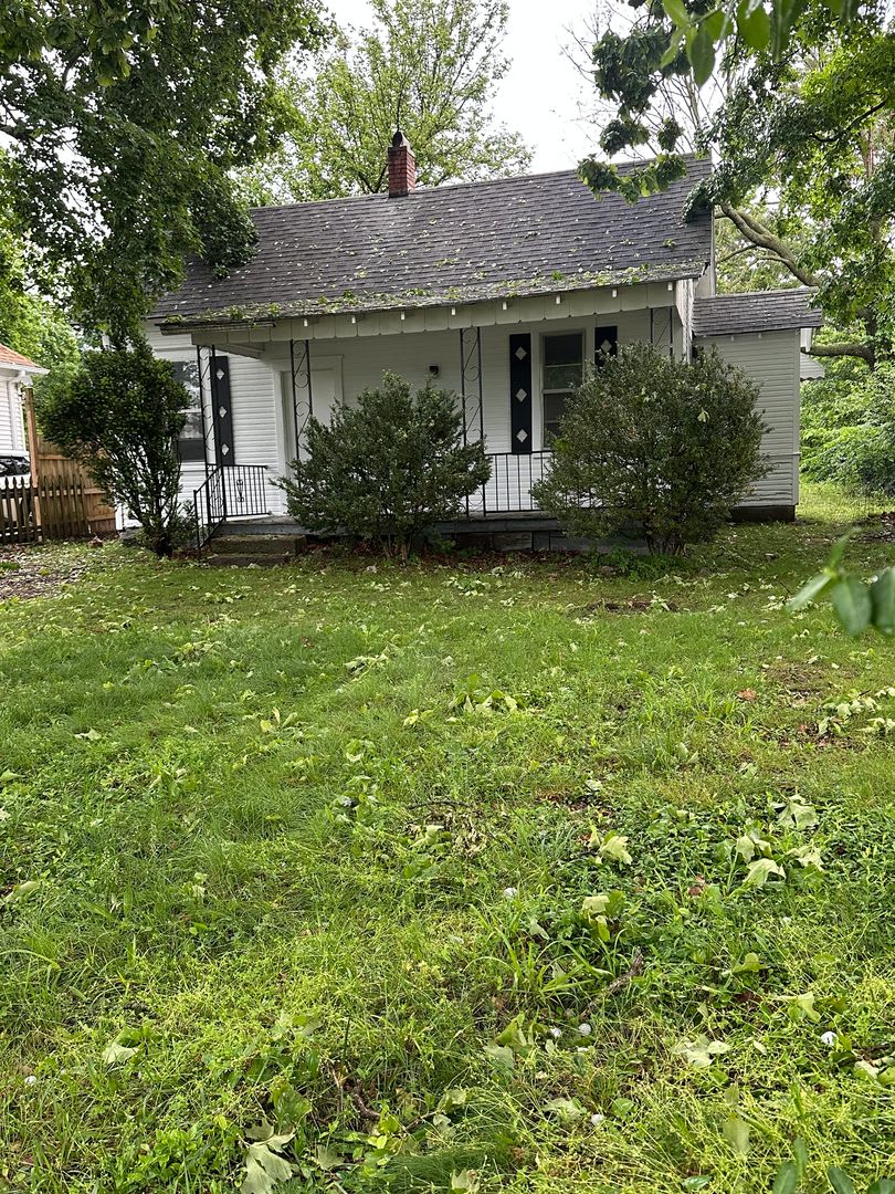 Freshly Renovated 1-Bedroom Gem with Fenced Yard in a Prime Central Location – photo 1