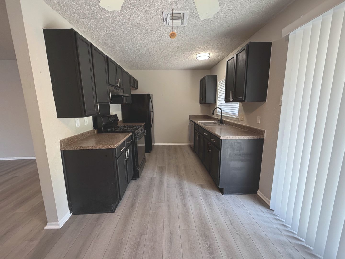 Available Now Well Maintained Single Story Home Featuring 3 Bedrooms 2 Full Bathrooms And 1 038 Square Feet In North East Isd – photo 5