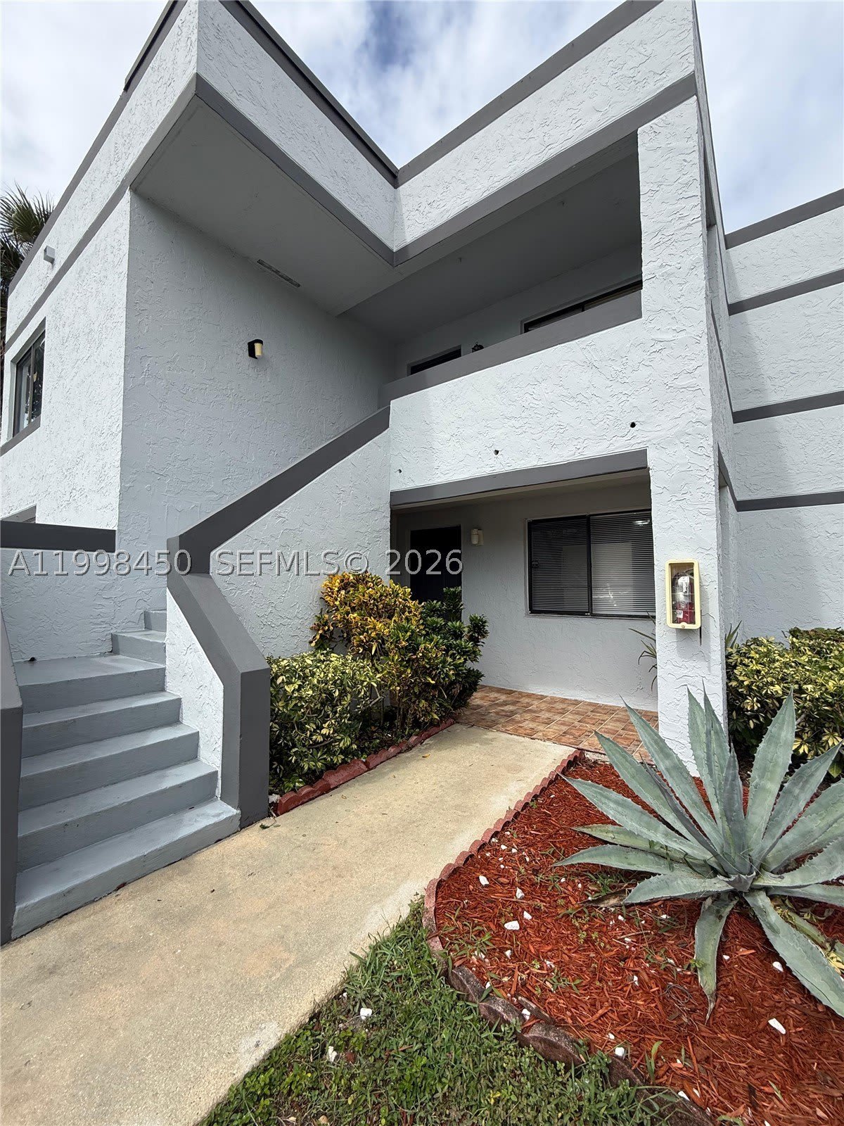 155 Lakeview Dr – photo 1