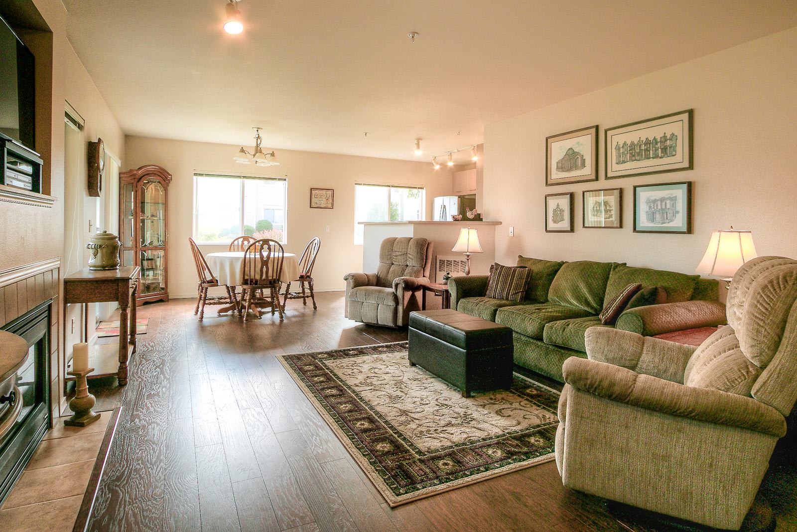 Beautiful 3 Bedroom Bordeaux Condo with 2 Garages – photo 1
