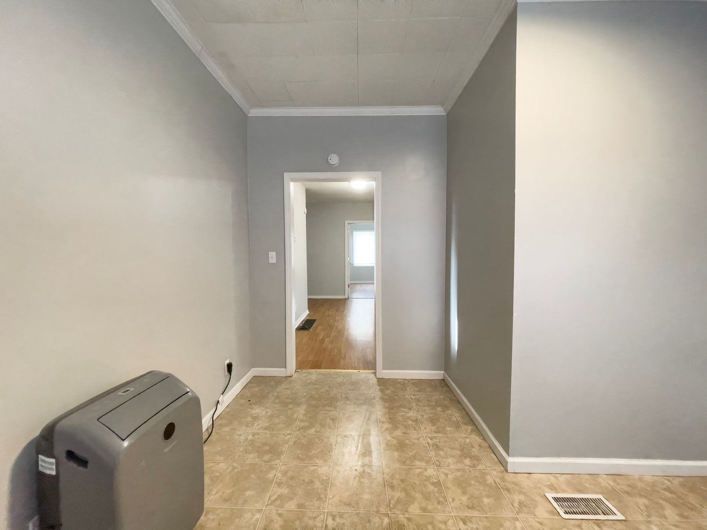 Pet‑Friendly 4BR Walk to Ball State, in unit Washer/dryer and hardwood floors! – photo 4