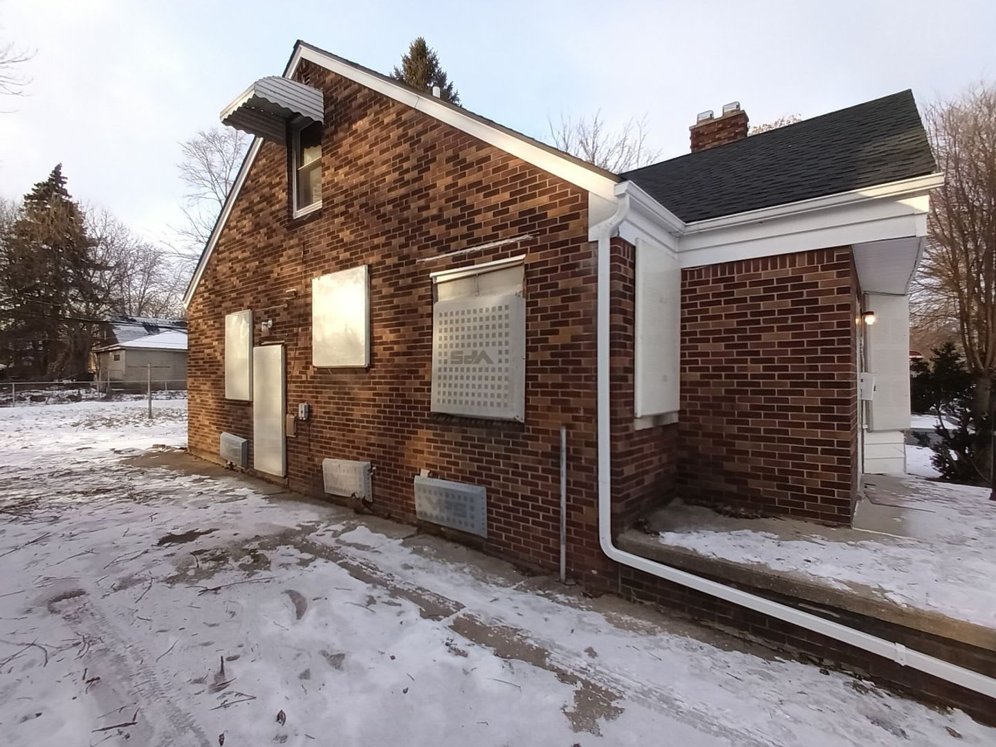 3 bedroom 1 bath bungalow now available! – photo 2