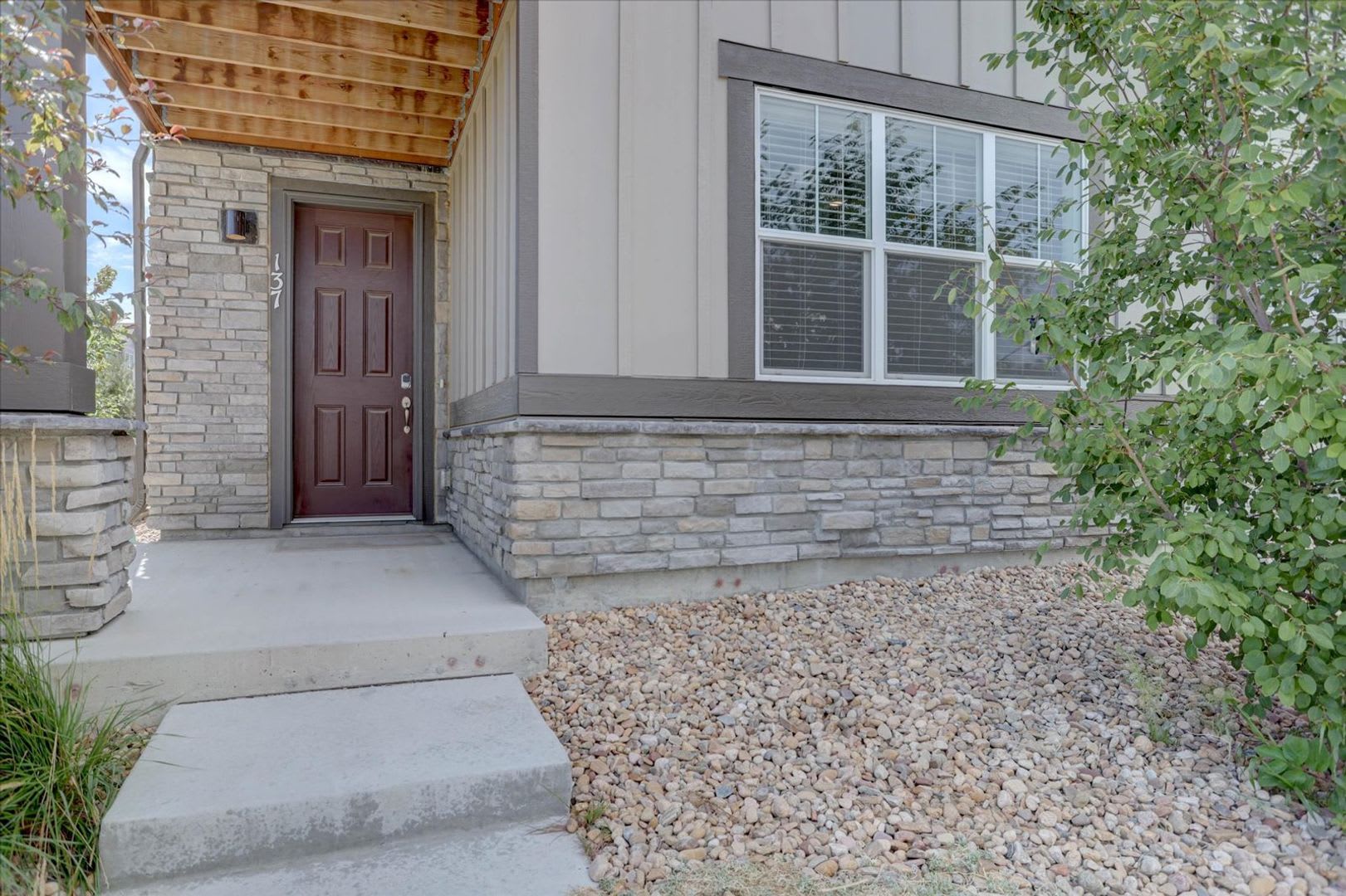 Like New 3Bed 3Bath 2Car End Unit Townhome – photo 3