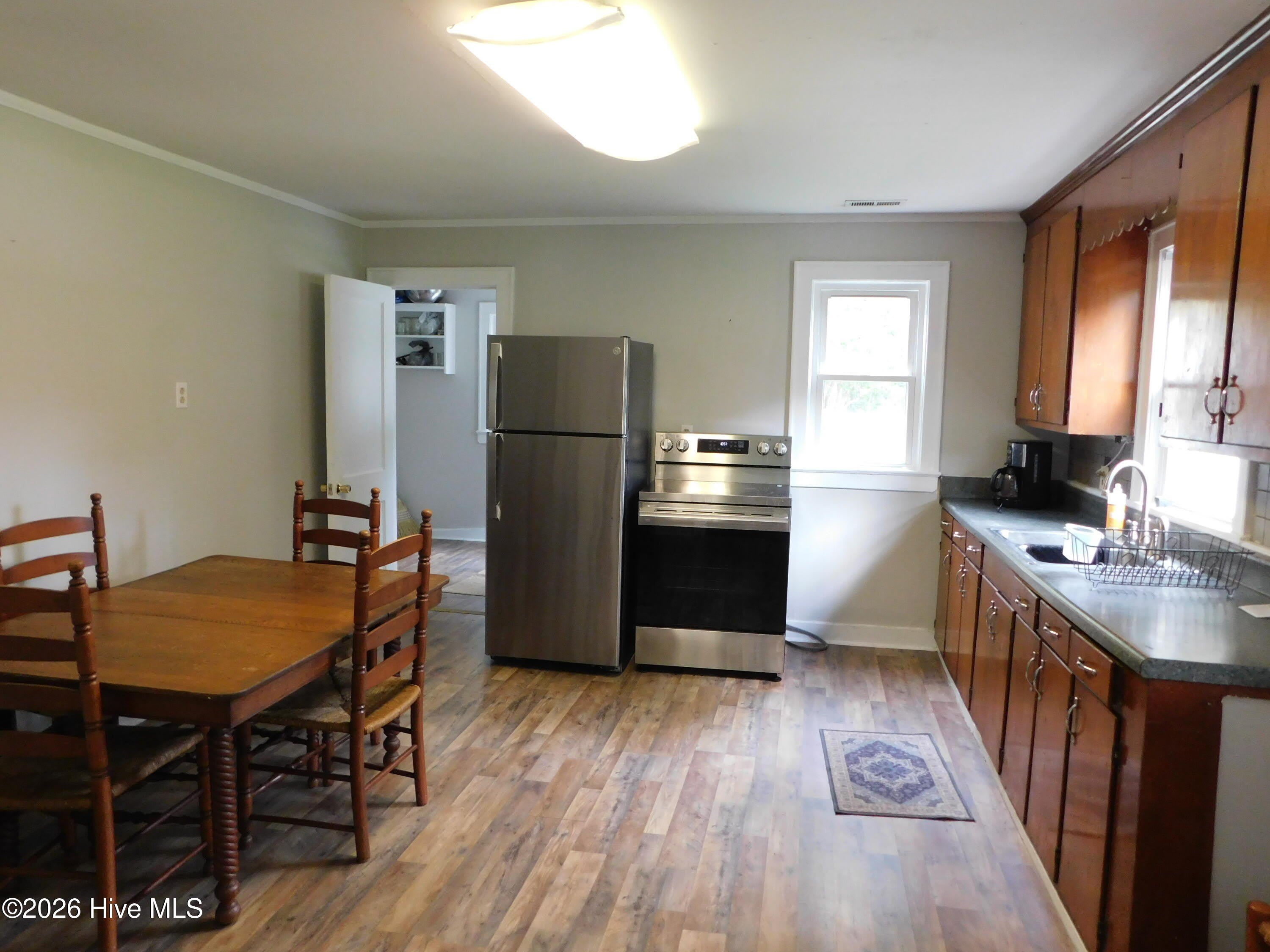 547 Pigott Road – photo 4