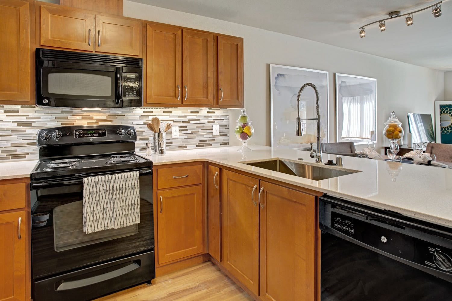 Echo Lake Apartments – photo 2