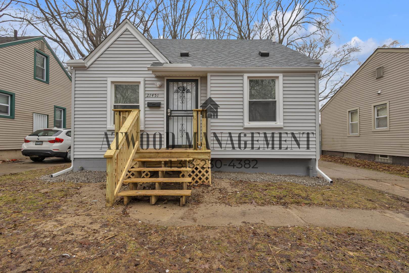 This beautifully updated 3-bedroom, 1-bath single-family home is ready for move-in! – photo 1
