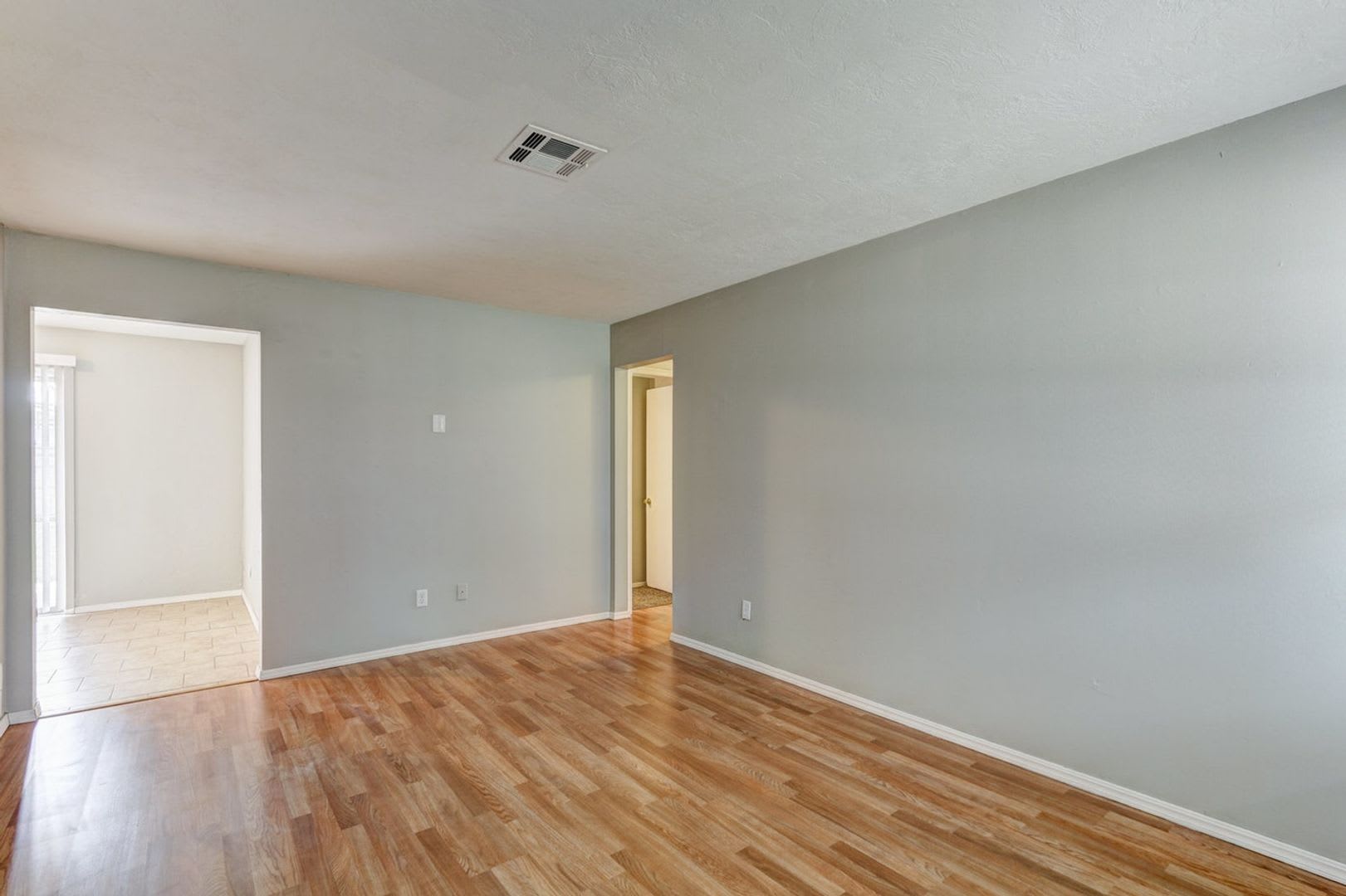 updated 3 bed house in Mustang – photo 2