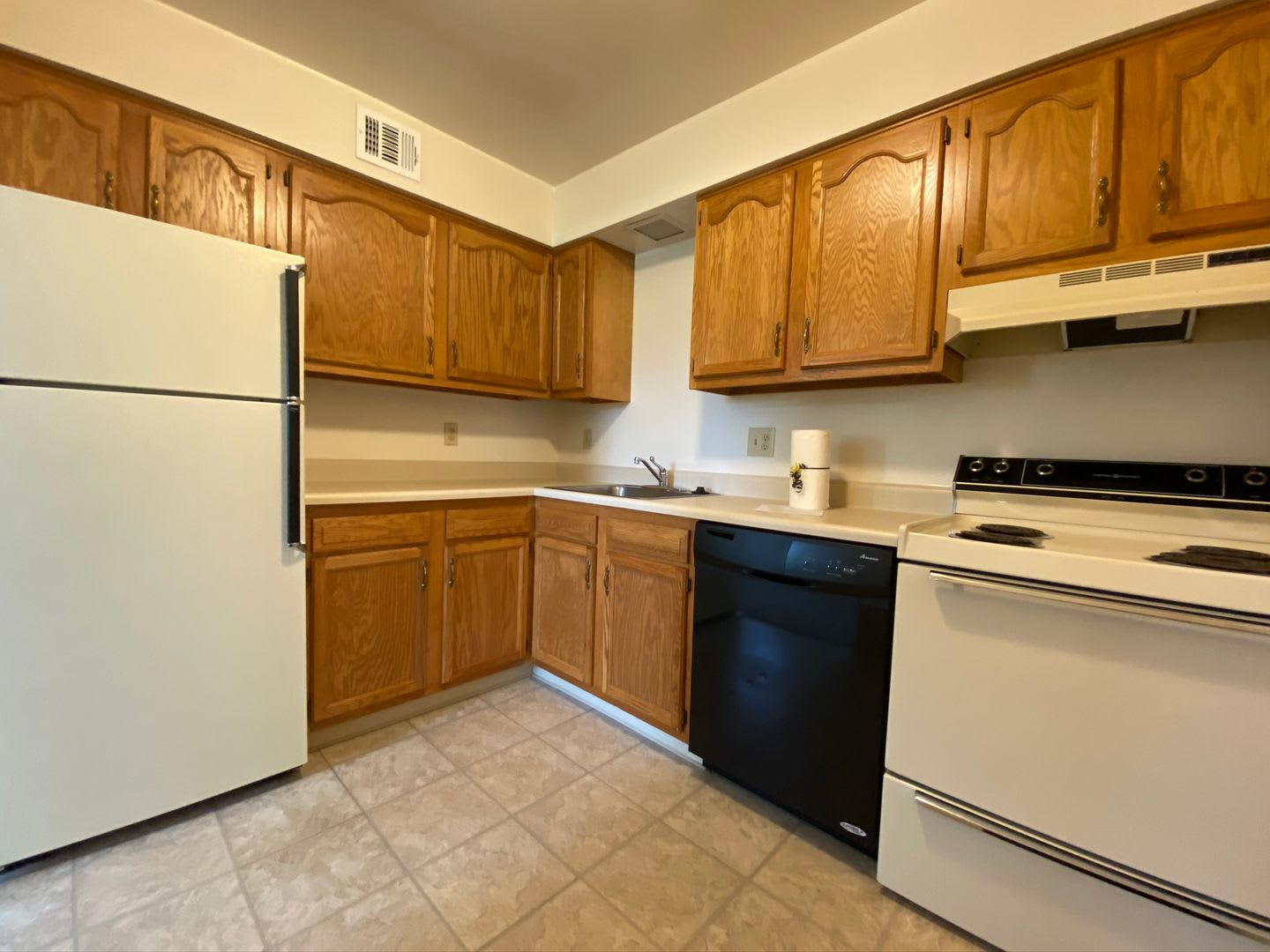 Wonderful 2BR at The Bellwood Manor! Central A/C & MORE! – photo 3