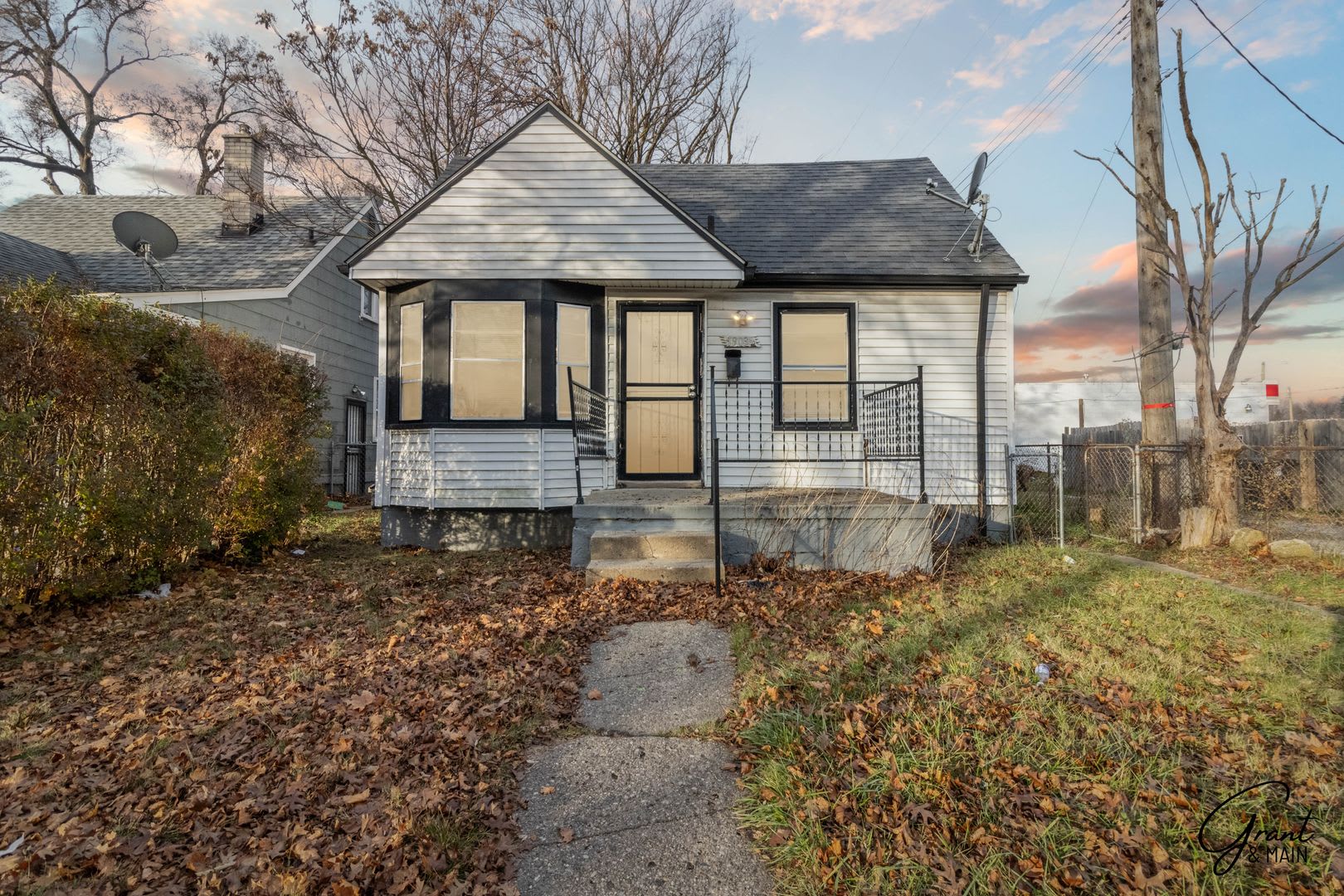 3 Bedroom Bungelow $1300/Mo – photo 1