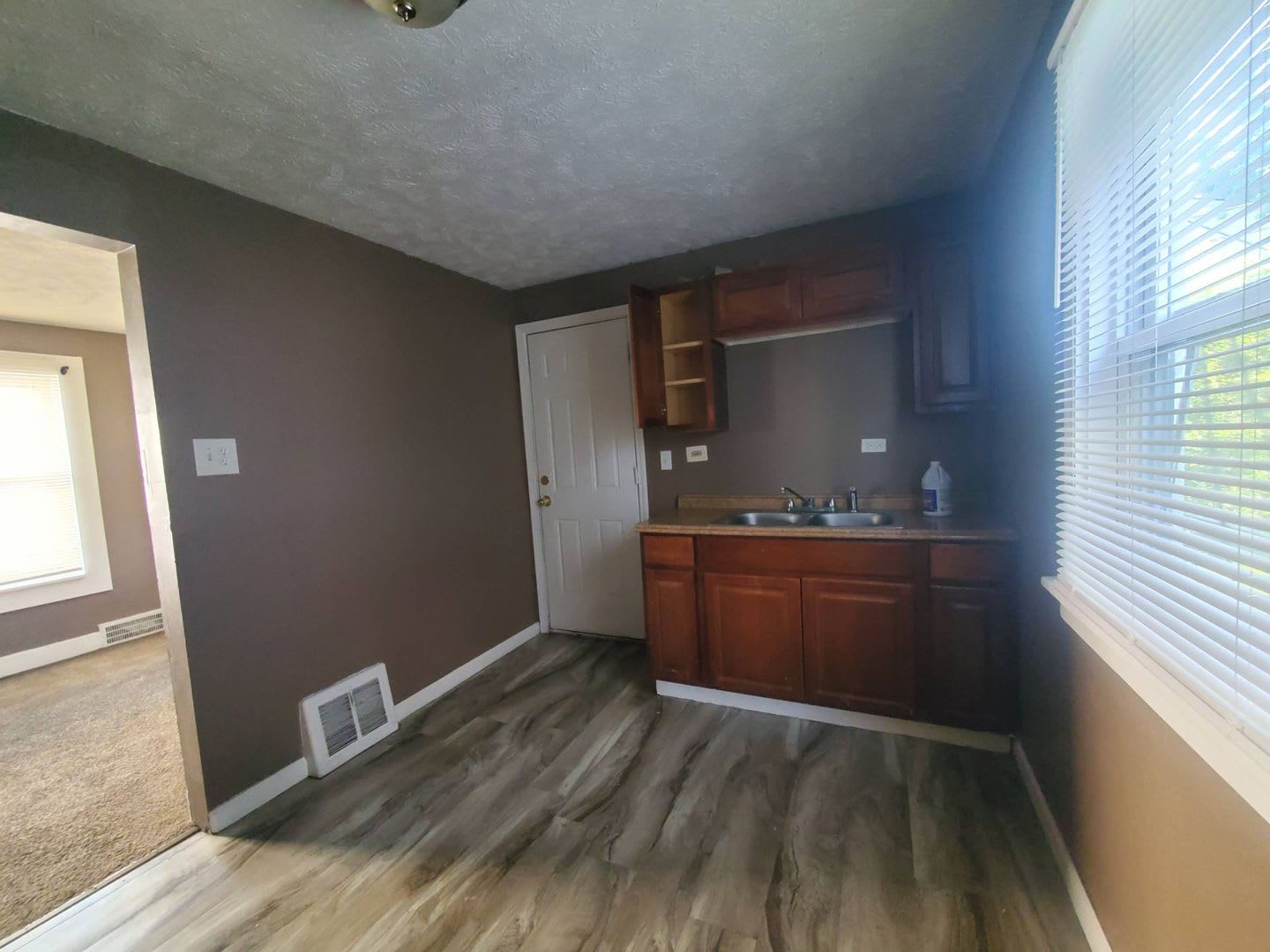 Charming 3-Bedroom Single-Family in Cleveland – Spacious, Comfortable & Move-In Ready! – photo 5
