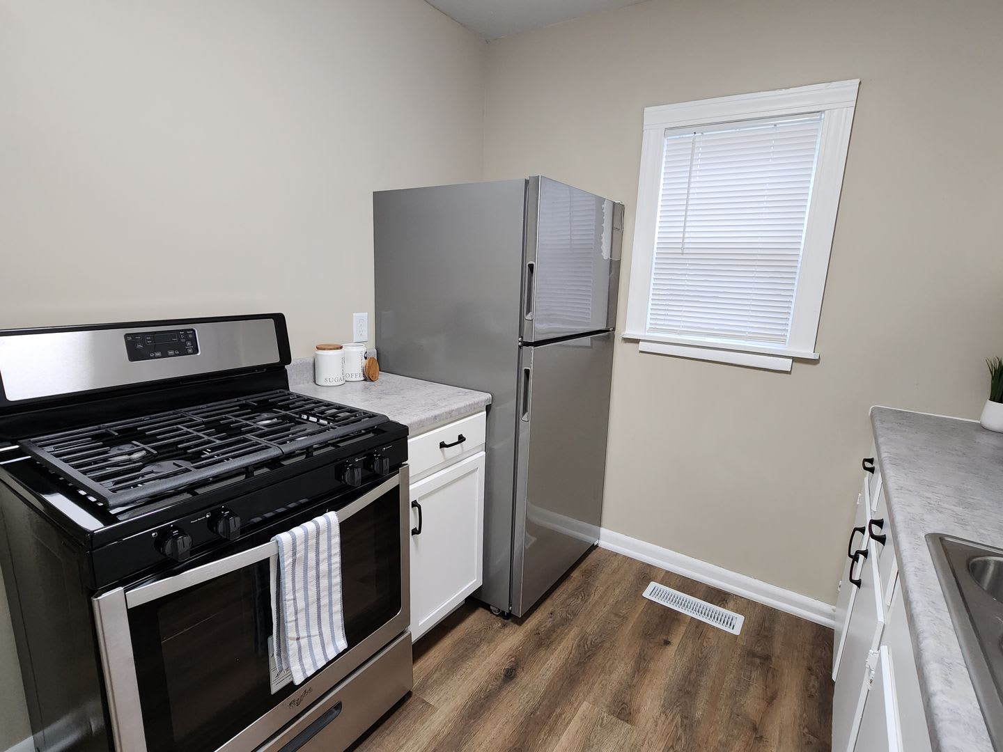 3 Bed 1 Bath Home Fenced Yard – photo 2