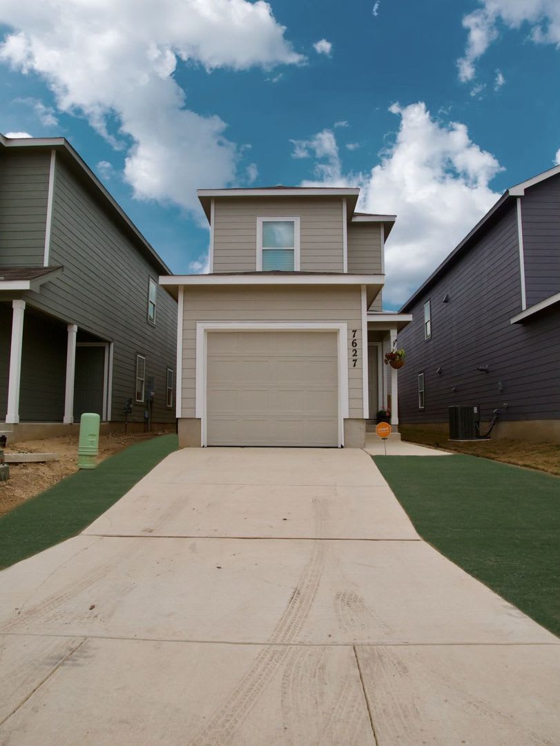 Charming 3 Bed 2 Bath Home in Alamo Ranch – photo 1