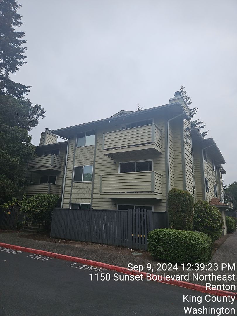 Renton Sunset Heights Condominiums 2 Bedroom 1 Bathroom Lower Floor Unit W S G Included Available Now – photo 1