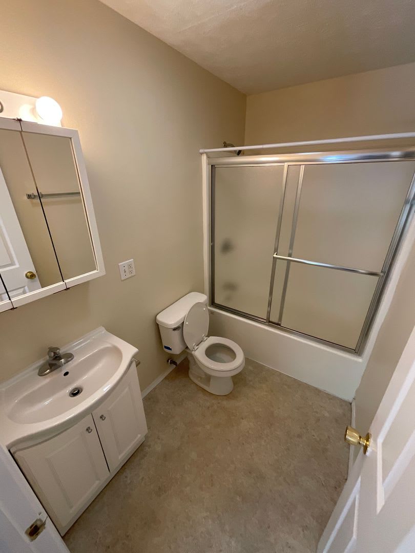 ***AVAILABLE AUGUST 2027**** 5 Bed 3 Bath house downtown – photo 3