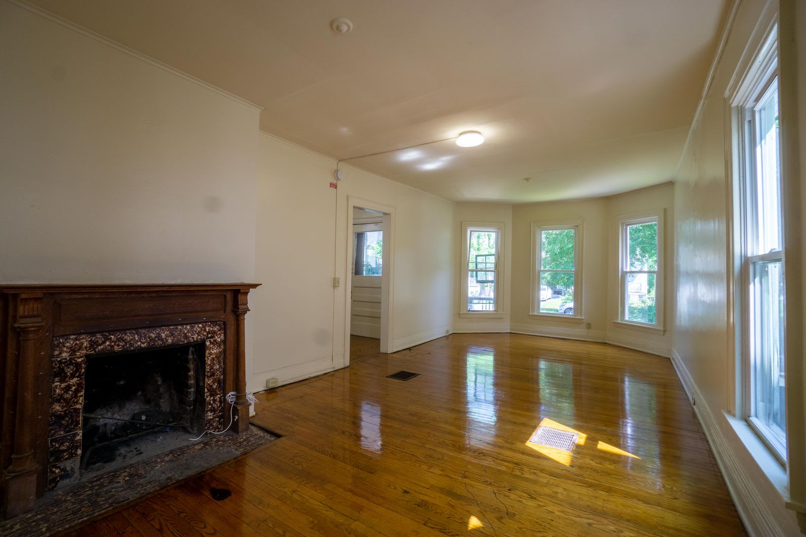 116 Victoria Avail 6 1 2027 Charming 5 Bedroom Home With Hardwoods Short Walk To Eateries And Shops – photo 4