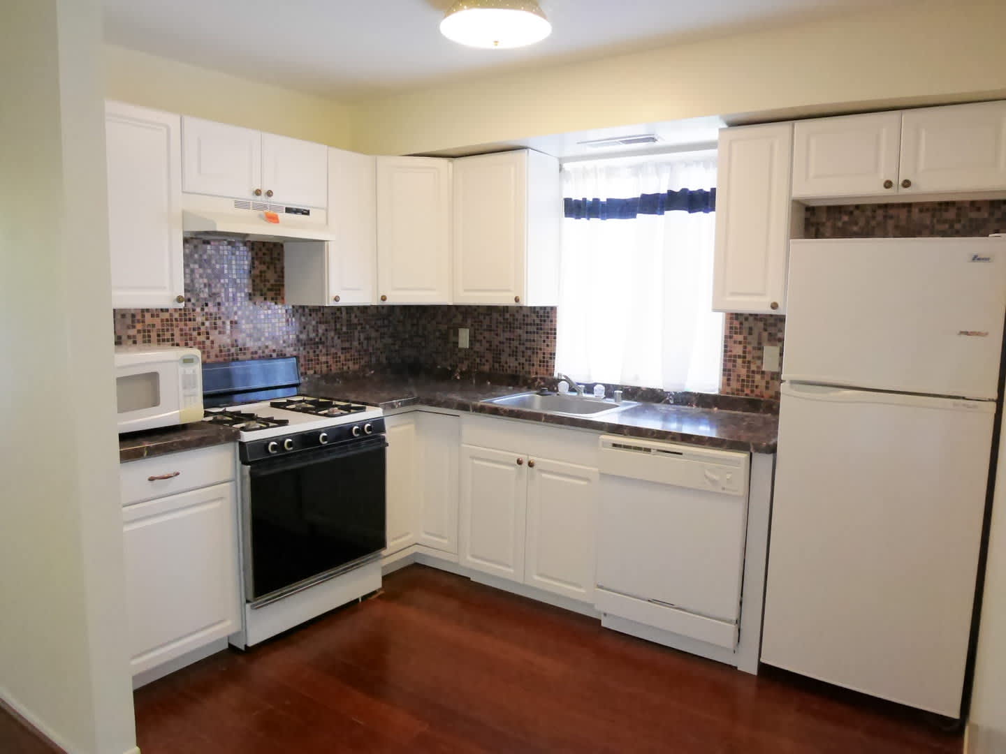 One Bedroom Condo located in Gardens At Owings Mills! – photo 3