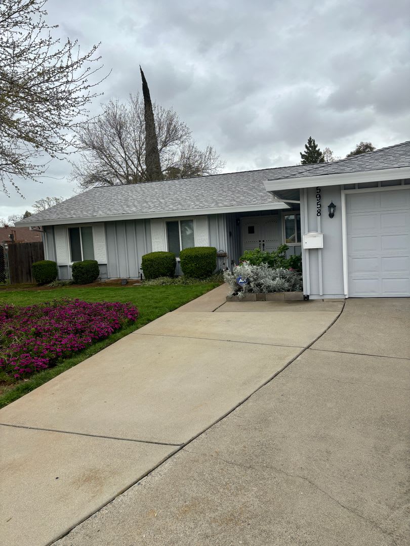 Honey-Stop The Car! This house has it all! 3/2 with Pool!!! Please read entire ad for viewings! – photo 1