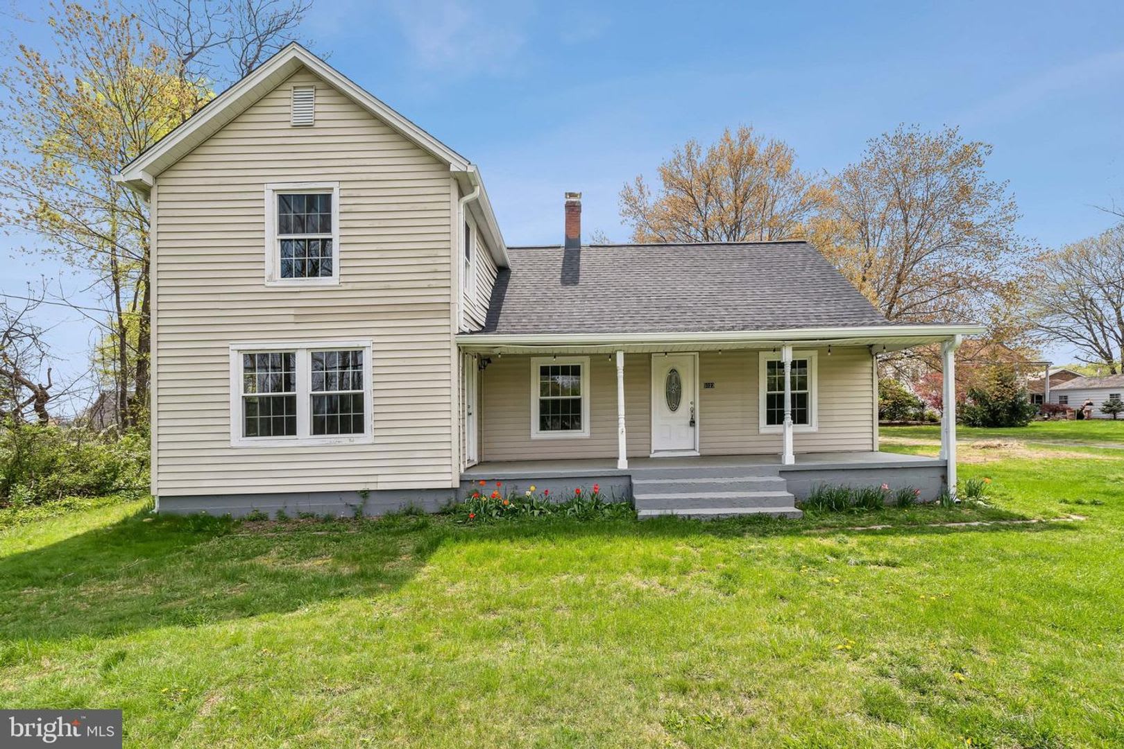 Experience The Perfect Blend Of Peaceful Country Charm And Modern Comfort In This Beautifully Refreshed Residence Ideally Situated Between Gainesville And Warrenton – photo 1