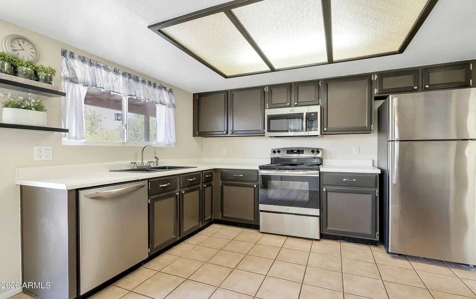 562 S Danyell Dr – photo 3