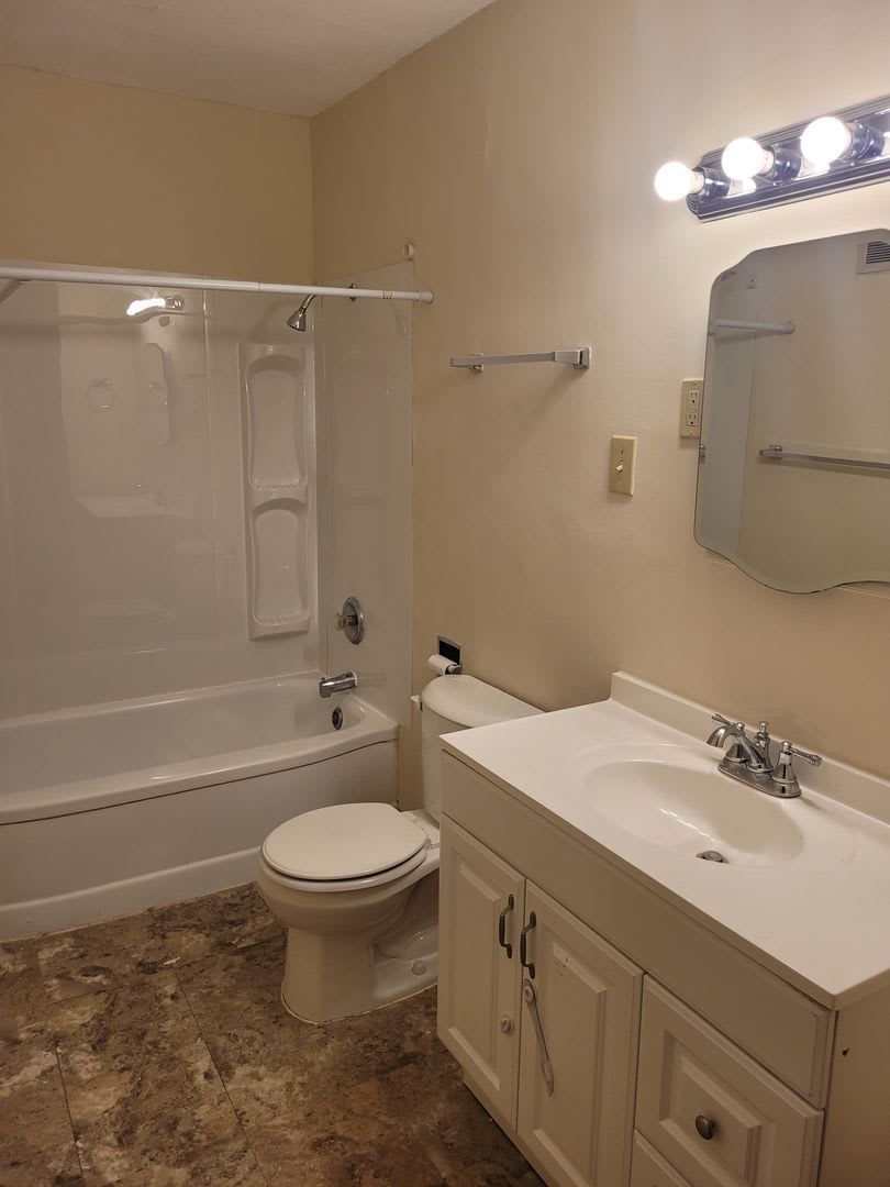 3 Bd 2 Ba House In East Campus Across From Boone Hospital Walk To Campus And Downtown Great Shape W D And Lawncare Included – photo 2