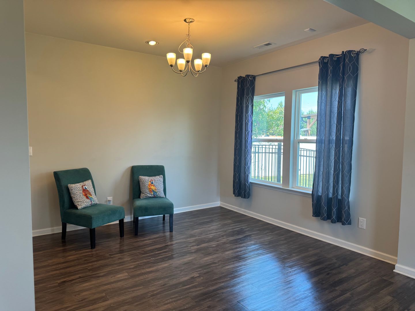Five Bedroom Home In The Villages Of Denver – photo 4