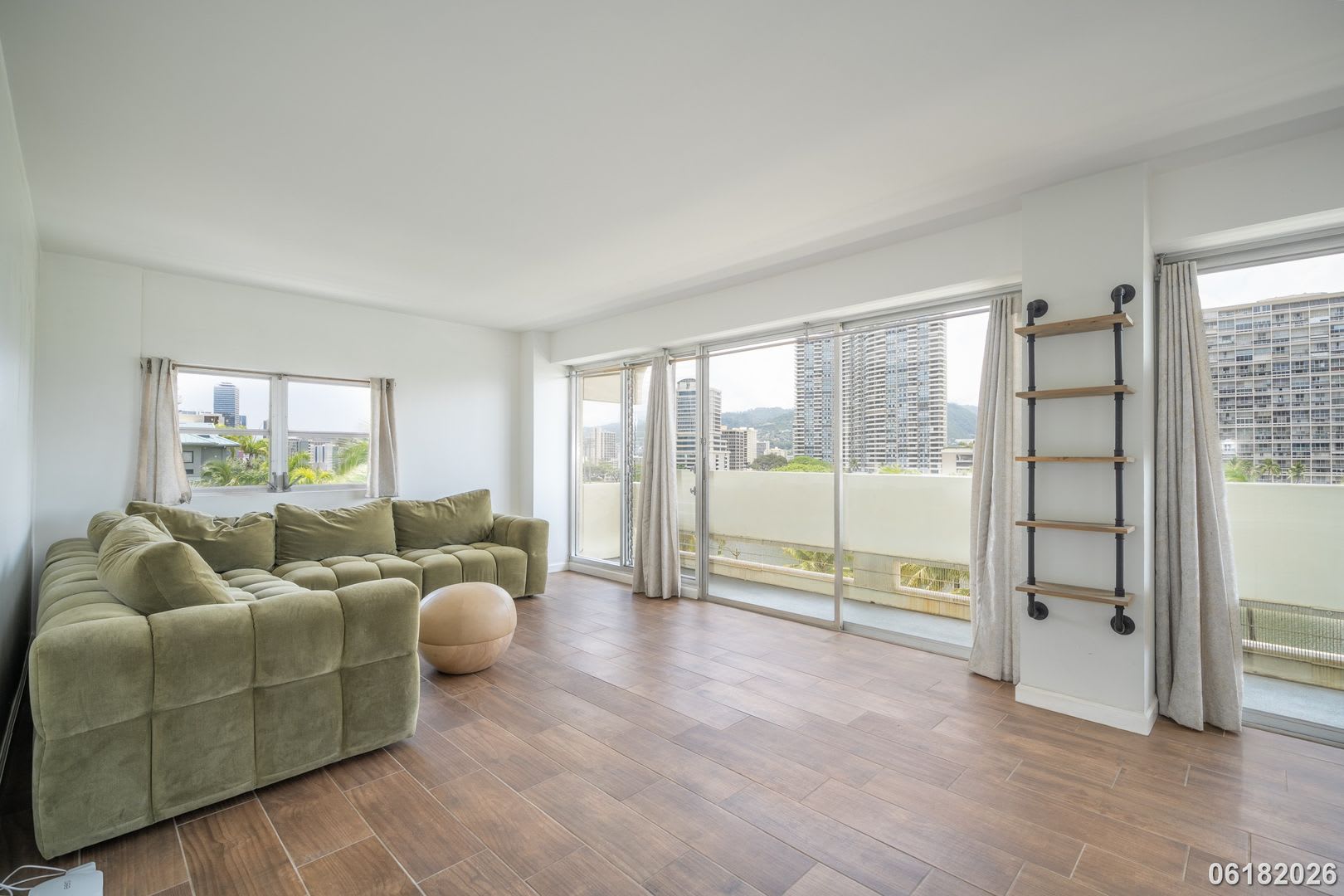 Spacious Corner Unit 2 Bed/1.5 Bath with Canal & Mountain Views – photo 5
