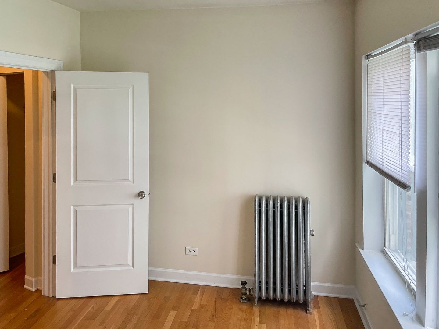 3922 North Pine Grove Avenue – photo 5