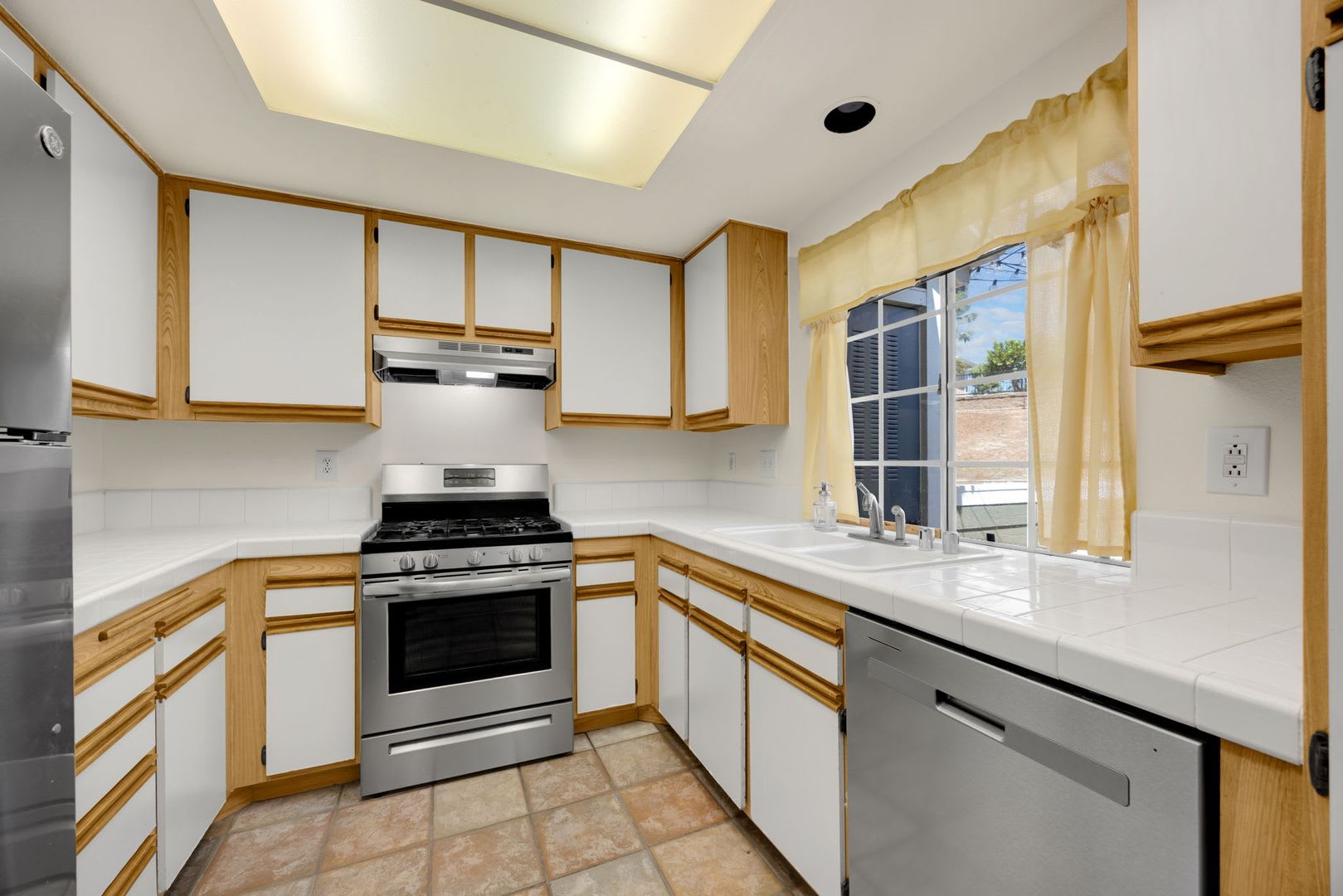 Spacious upper-level 2-bedroom, 2-bath condo featuring a private balcony/patio & upper loft – photo 5