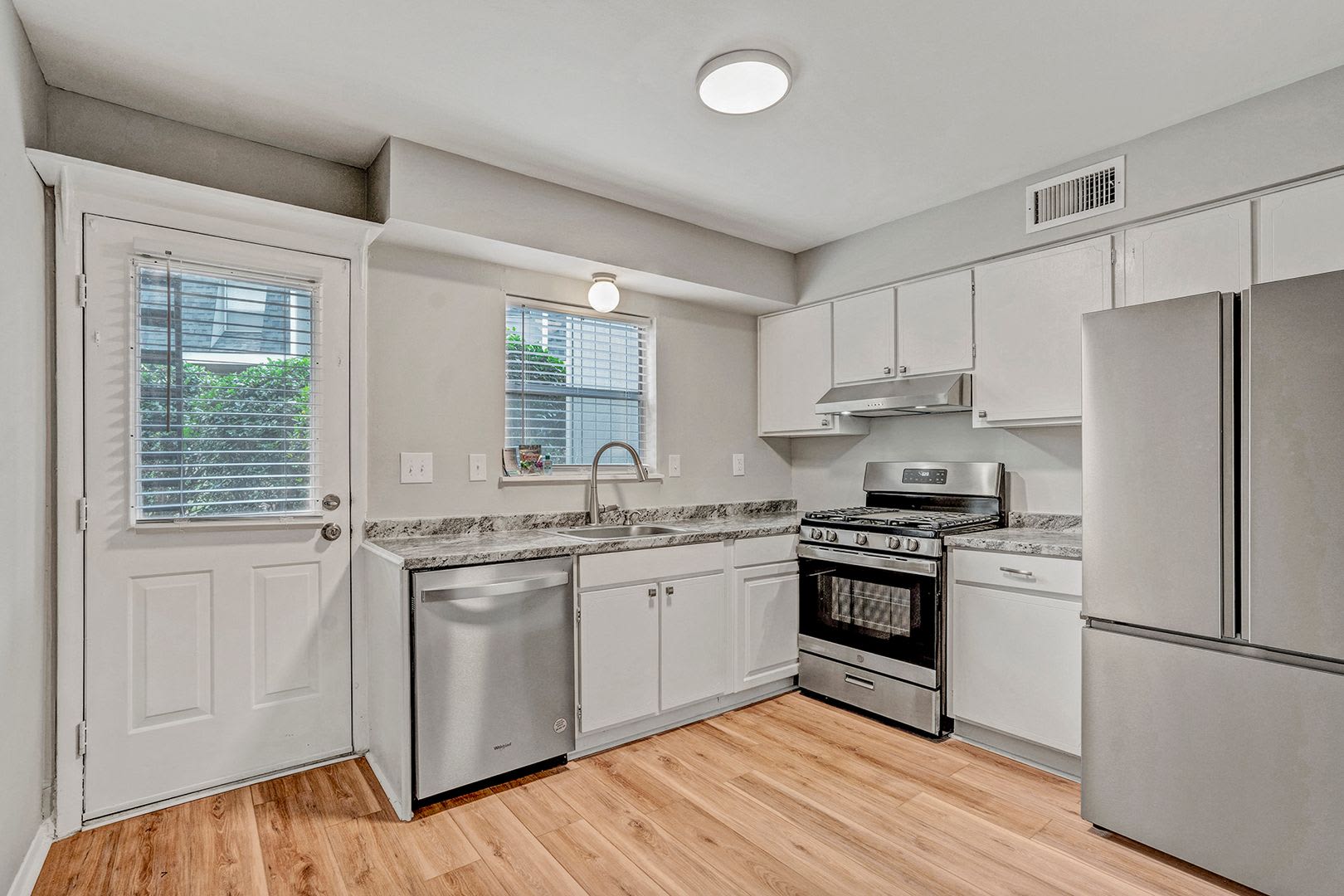 2 Bed 1 5 Bath Condo Close To Unc Beautifully Renovated Move In Ready 500 Off First Month S Rent – photo 4