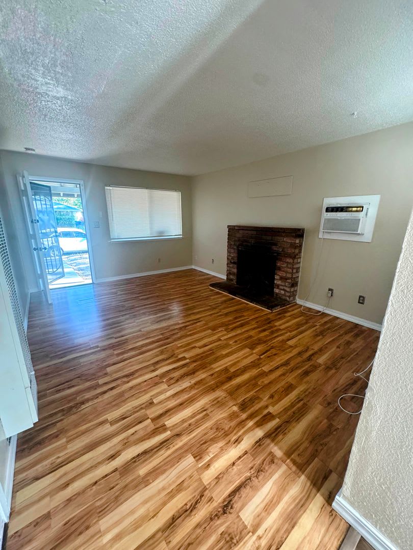 2 bedroom for Rent-New Interior Paint, Attached Garage – photo 2