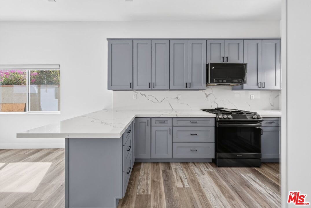 6635 Riverton Avenue – photo 3