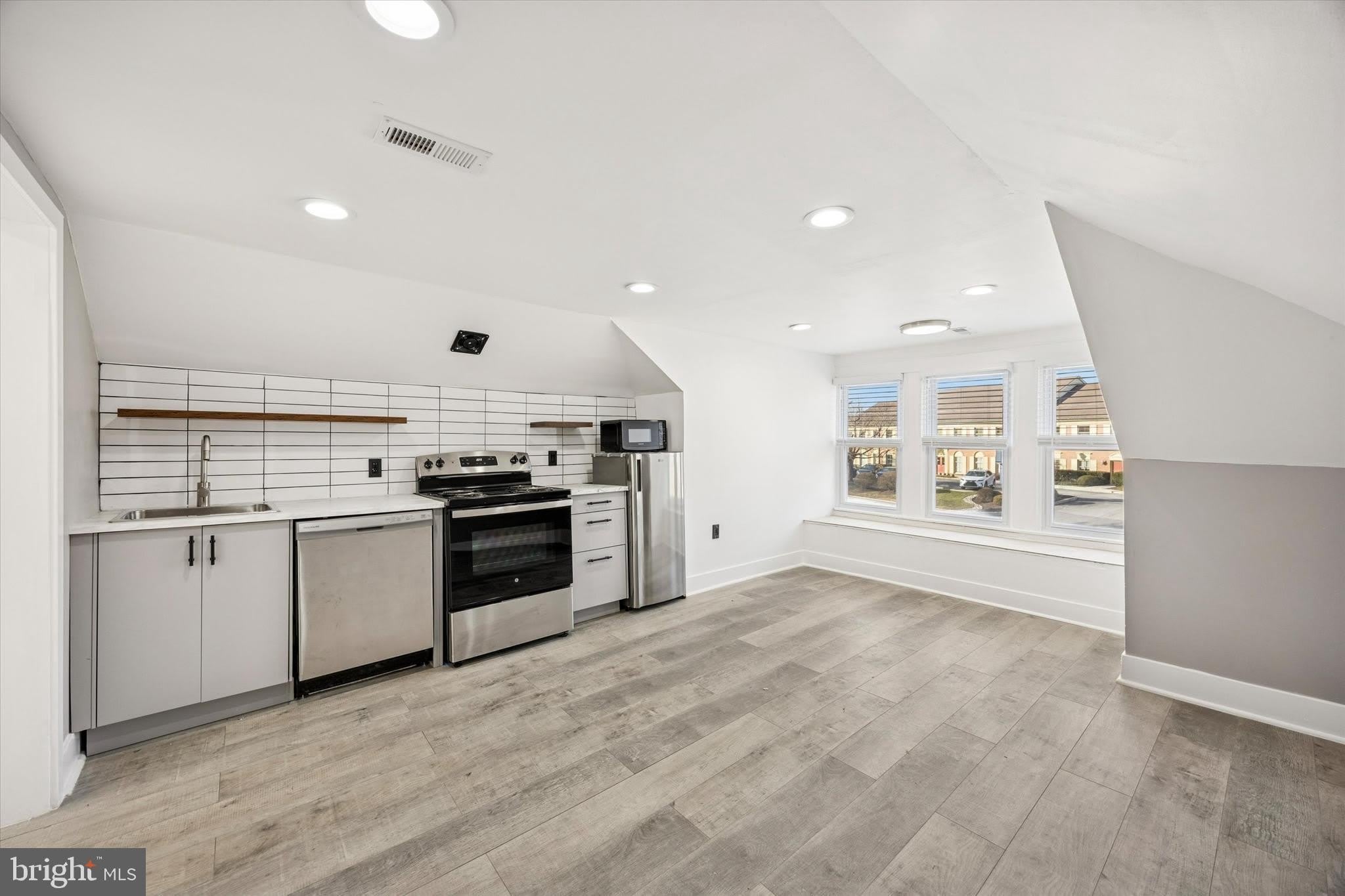 844 W CHESTER PIKE – photo 2