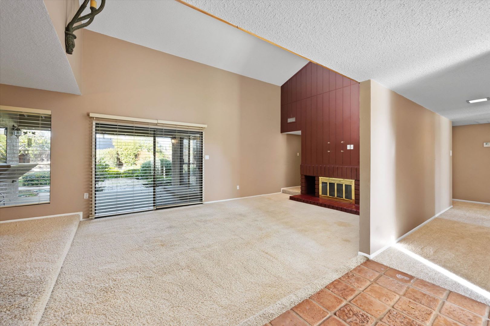 Beautiful Laurelglen Home with Lush Landscaping! – photo 5