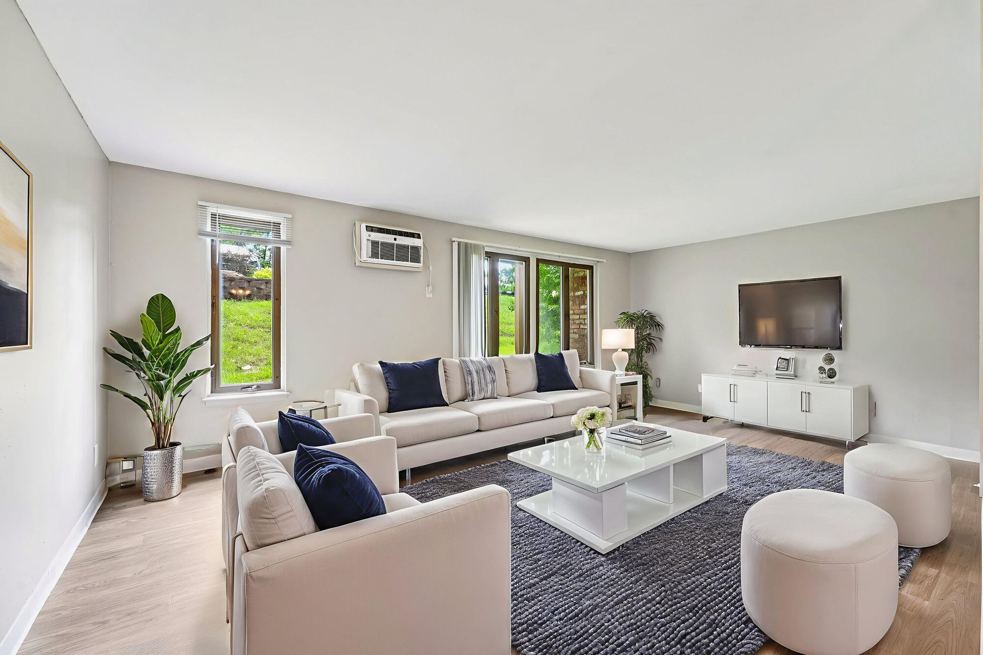 Windsor South Apartments – photo 2