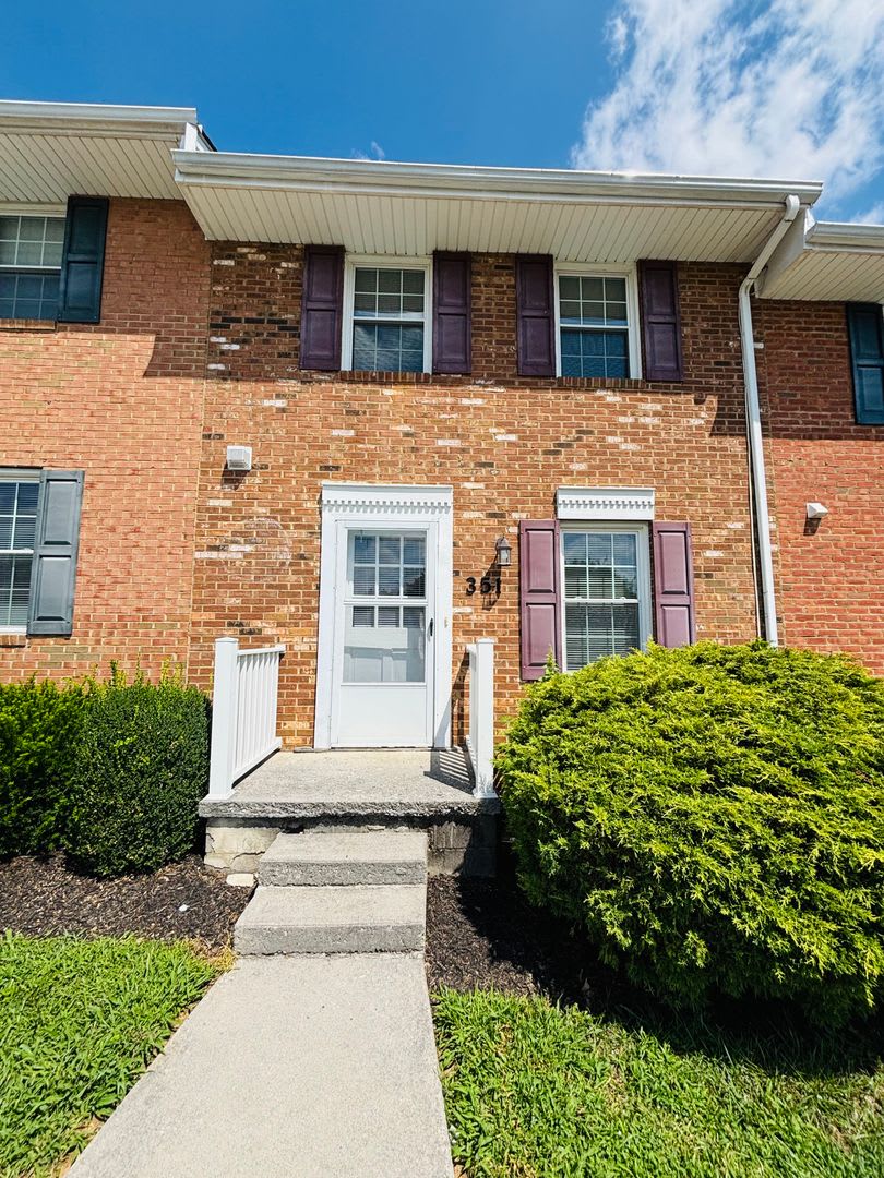 2 Bedroom, 1.5 Bath Townhouse – photo 2