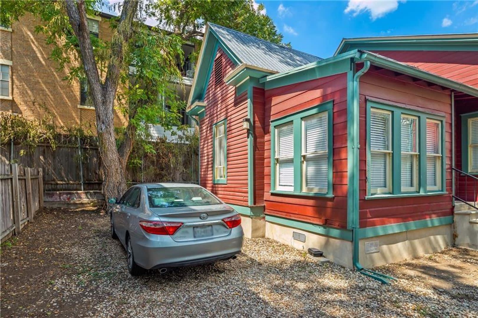 209 E 31St St Walking Distance To Ut Free Standing House With A Yard – photo 3